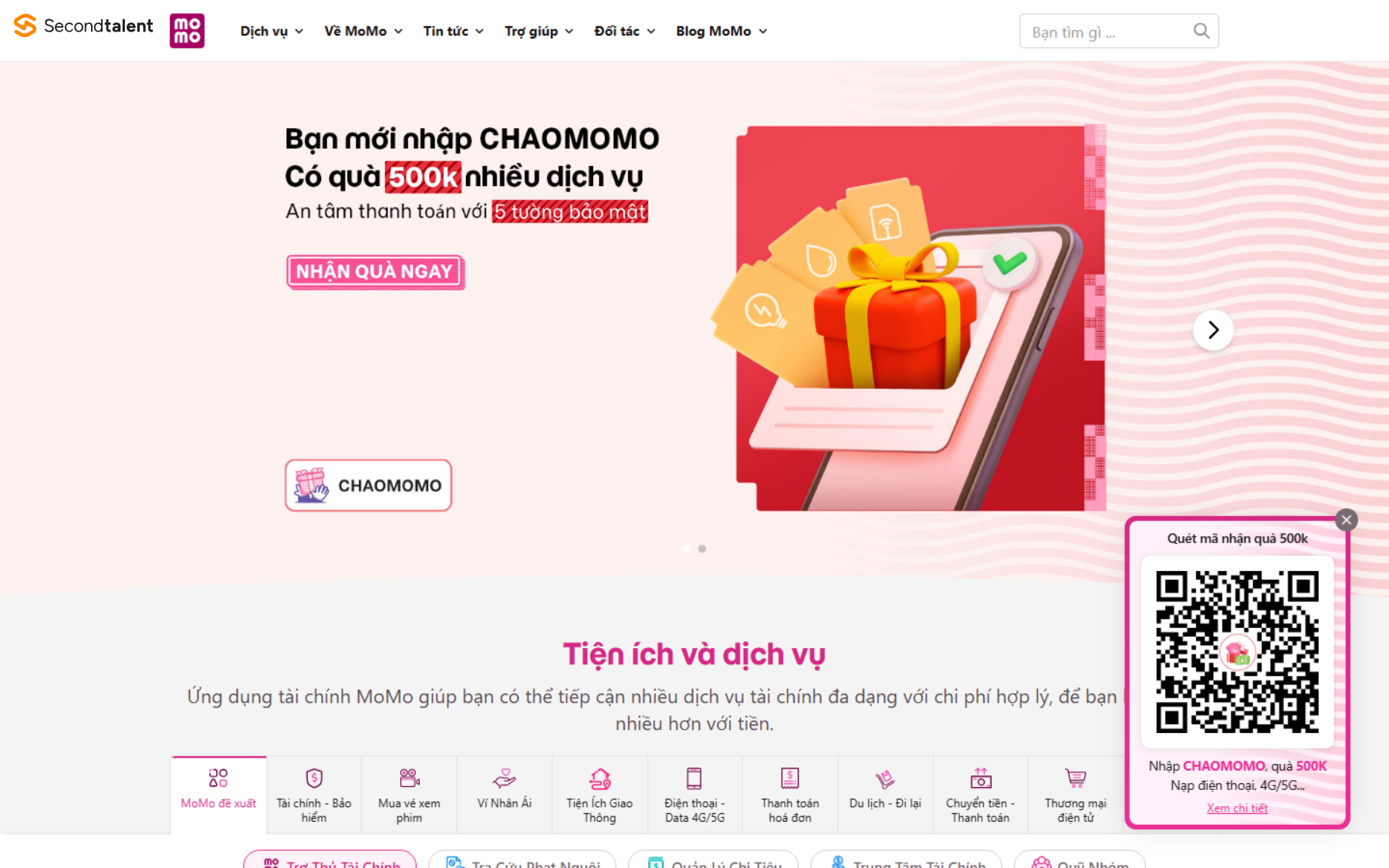 The MoMo e-wallet home page in Vietnamese, with a sign-up promotion and a QR code to download the app.